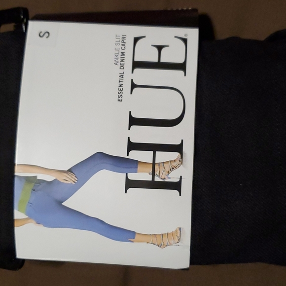 Hue - Black Capri Leggings - 2-Pair Bundle 🥳 - Picture 1 of 3